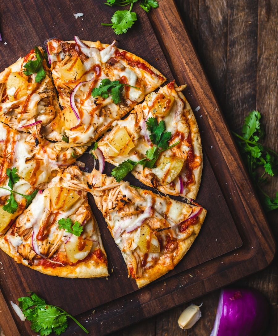 Pizza artesanal de elaboración propia sobre tabla de madera