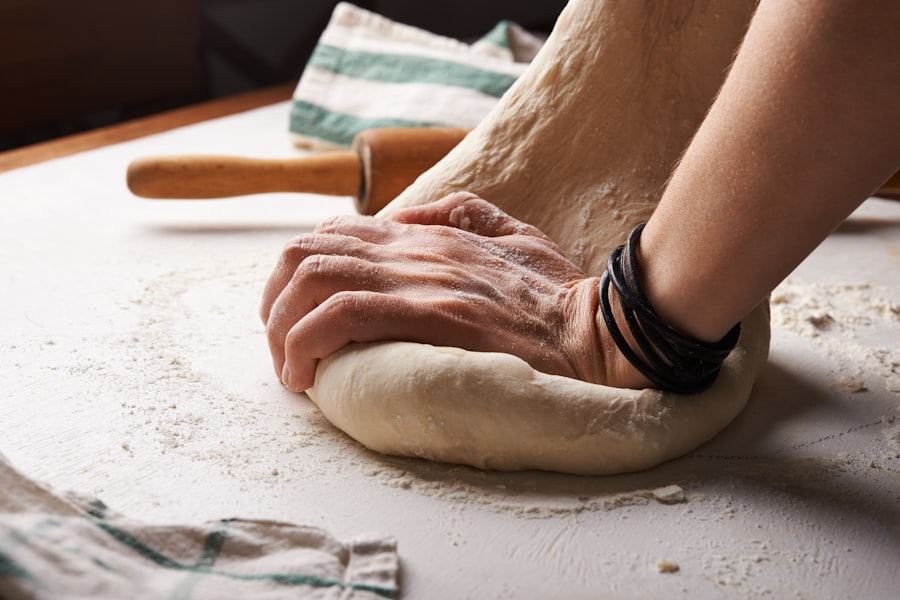 Manos amasando masa de pizza artesanal para el catering de Momentos